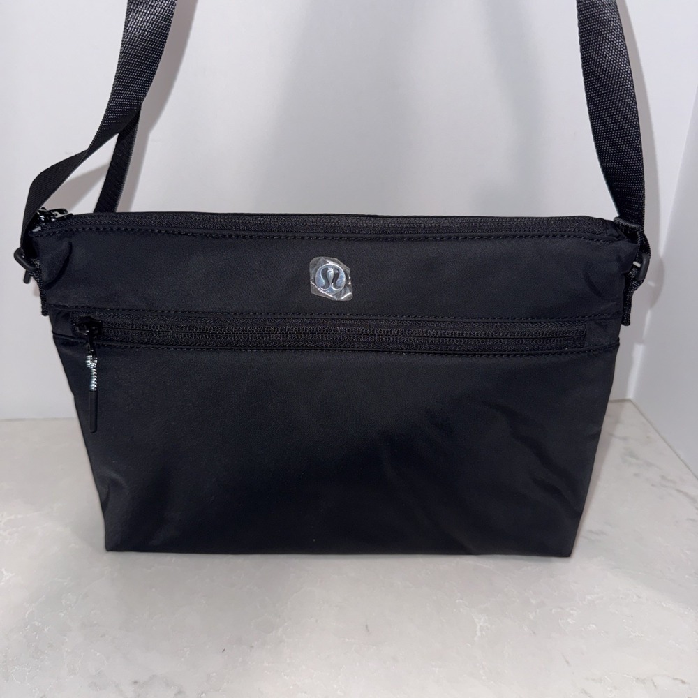 Lululemon New Parent Crossbody Pouch Purse Bag Solid Black